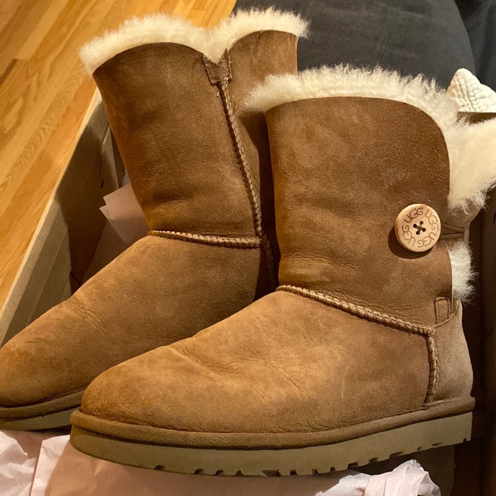 Clean button uggs